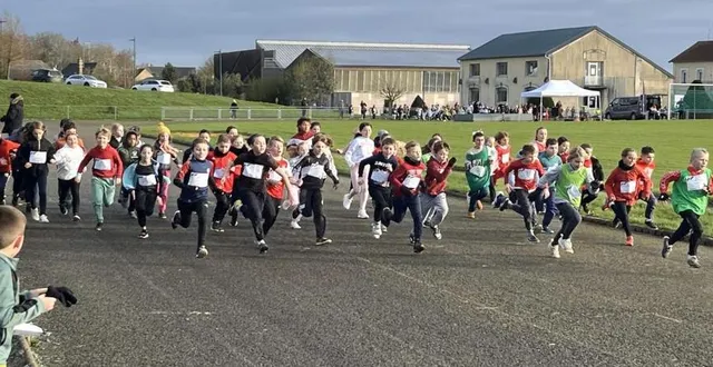 photo  les élèves, regroupés par niveau de classe, ont couru entre 6 minutes (cp) et 18 minutes (cm2).  &copy;  le maine libre 