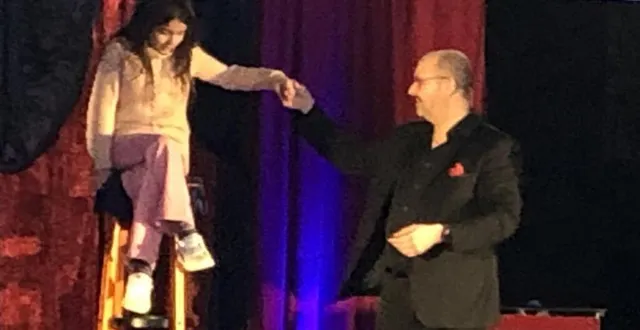 photo  lévitation, le clou du spectacle.  &copy;  le maine libre 