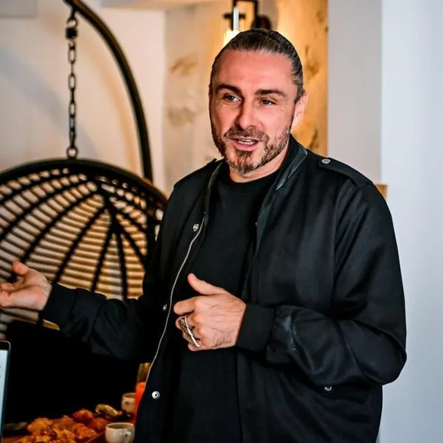 photo raphaël perrier a coiffé des athlètes de tous les pays aux jeux olympiques de paris.  ©  archives le maine libre - yvon loué