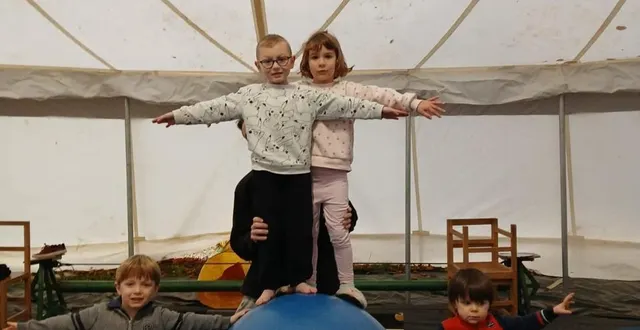 photo  ezyo, maélys, léo, malou soutenus discrètement par axel de mimulus.  &copy;  le maine libre 