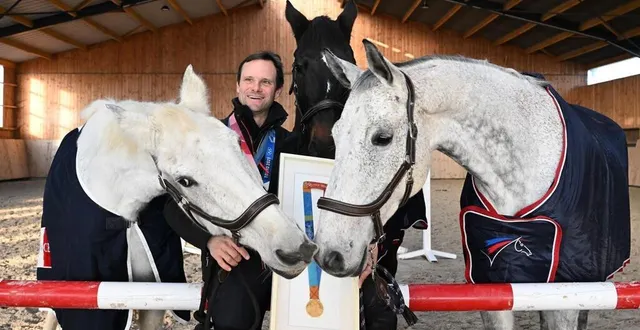 photo  le cavalier angevin nicolas touzaint, entouré de galan de sauvagère, absolut gold hdc et diabolo menthe, les trois chevaux avec qui il a décroché trois médailles olympiques à athènes, tokyo et paris.  &copy;  co - josselin clair 