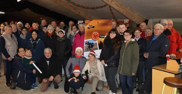 photo  amélie duluard et laura marisseau (accroupies au centre), entourées des participants à la randonnée.  &copy;  ml 
