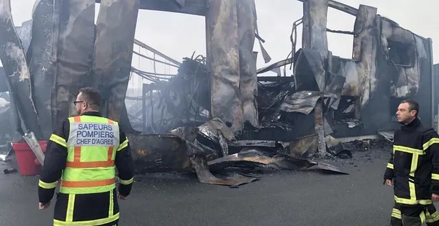 photo  il ne reste plus rien de l'entrepôt de cm services ravagé par un incendie dans la nuit de lundi 23 à mardi 24 décembre à bécon-les-granits au nord-ouest d'angers.  &copy;  photo co - cyprien mercier 
