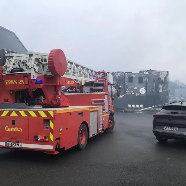 photo bécon-les-granits, le 24 décembre. les pompiers étaient encore sur place ce mardi matin notamment pour éviter toute reprise de l'incendie qui a détruit l'entrepôt de l'entreprise cm services lundi soir.  ©  photo co - cyprien mercier