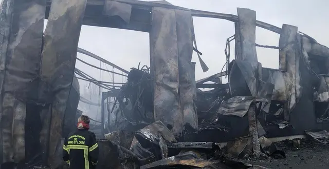 photo  l’entrepôt de 1 200 m² de cm services, à bécon-les-granits, a été entièrement détruit par le feu.  &copy;  co 