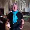 photo  fabrice chopin dans l’église saint-pierre et saint-paul de ruillé-sur-loir : « la résonance de la voûte prolonge les vibrations du corps. » 