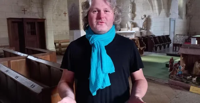 photo  fabrice chopin dans l’église saint-pierre et saint-paul de ruillé-sur-loir : « la résonance de la voûte prolonge les vibrations du corps. »  &copy;  le maine libre 