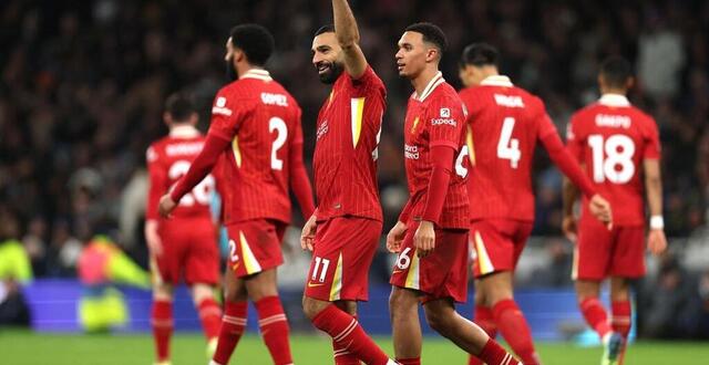 photo  mohamed salah et ses coéquipiers passeront la nouvelle année en tête de la premier league.  ©  photo : alex pantling / afp 