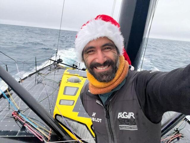 photo alan roura est allé sur le pont de son bateau avec son bonnet de noël.  ©  photo : alan roura