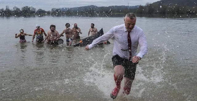 photo  le rugby club de marçon a relancé la tradition du bain du nouvel an.  &copy;  archives le maine libre denis lambert 