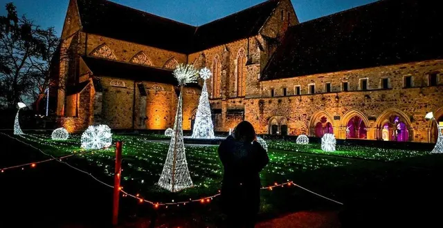 photo  les illuminations à l’abbaye de l epau se poursuivent.  &copy;  photo le maine libre yvon loue 
