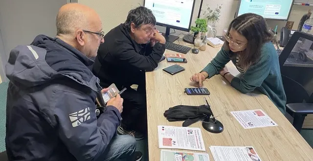 photo  dominique et jean-michel dusnasi viennent trouver de l’aide auprès d’élisa hue à la maison france services d’argentan.  &copy;  ouest-france 