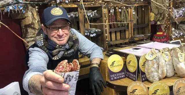 photo  le marché de noël du centre-ville du mans est ouvert jusqu’au dimanche 29 décembre. ici, greg et ses saucissons.  &copy;  le maine libre 