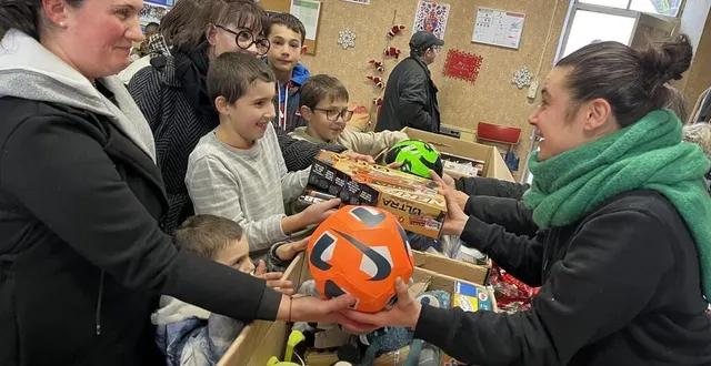 photo  kenzo, enzo et lucas, accompagnés de leur mère, aurélie, ont profité d’une distribution de jouets pour noël, organisée par le secours populaire, à saint-calais, en sarthe.  &copy;  ouest-france 