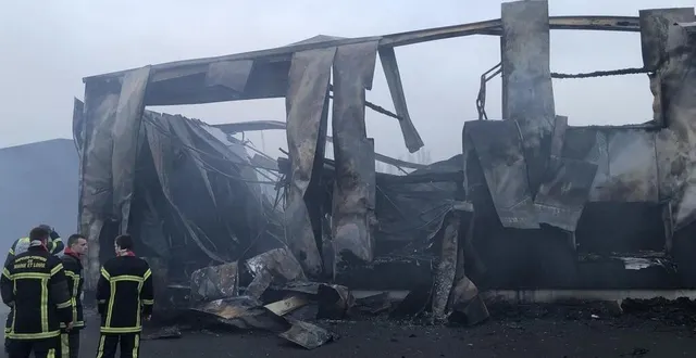 photo  il ne reste plus rien de l’entreprise cm services ravagée par un incendie dans la nuit de lundi 23 à mardi 24 décembre à bécon-les-granits, près d’angers.  &copy;  photo co - cyprien mercier 