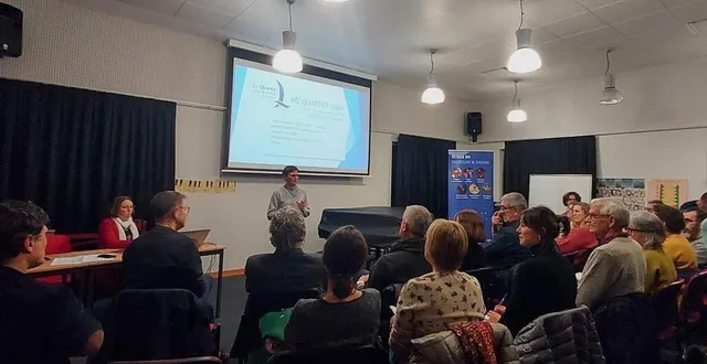photo  annie prono, présidente de l’association le quartet, a ouvert la séance devant de nombreux élus de la communauté de communes loire layon aubance (cclla), du département et des communes impliquées.  &copy;  ouest-france 