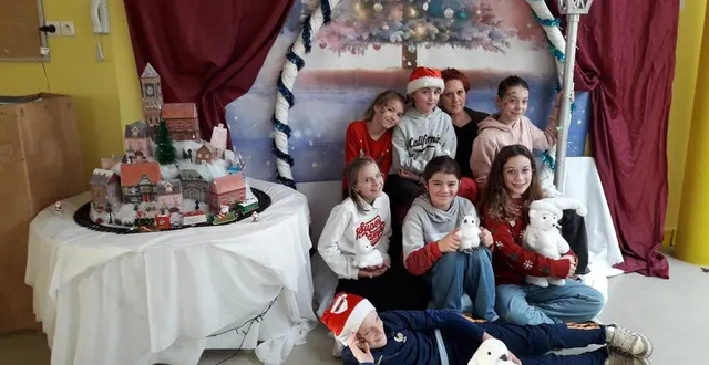 photo  les sept lutins de noël en compagnie de leur animatrice, muriel. ils posent dans l’atelier du photographe, décor imaginé et réalisé par l’équipe déco.  &copy;  ouest-france 