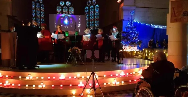 photo  l’église illuminée aux bougies pour un très beau concert.  &copy;  le maine libre 