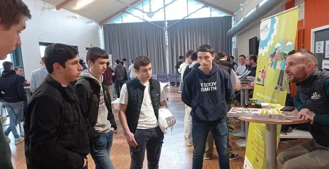 photo  guillaume, de chez agriemploi72, échange avec les élèves de bac pro agroéquipement, lors de cette journée forum des métiers.  &copy;  ouest-france 