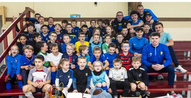 photo  les jeunes footballeurs ont fêté noël.  &copy;  le maine libre 