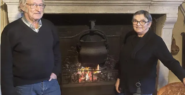 photo  christophe et nicole rochard dans leur maison chantenaysienne décorée aux couleurs de madagascar.  &copy;  le maine libre 