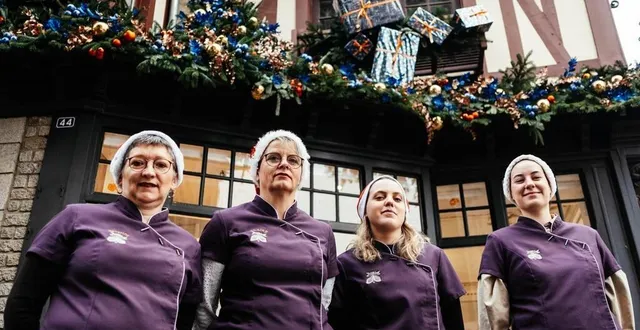 photo  les employées de la chocolaterie glatigny à alençon (orne) devant leurs décorations de noël.  &copy;  ouest-france 
