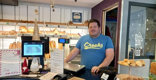 photo  kévin cadeau, de la boulangerie-pâtisserie lux, à saint-barthélemy-d’anjou, appréhende de perdre beaucoup de clientèle lorsque la route de beaufort sera en travaux pendant plusieurs mois.  &copy;  ouest-france 