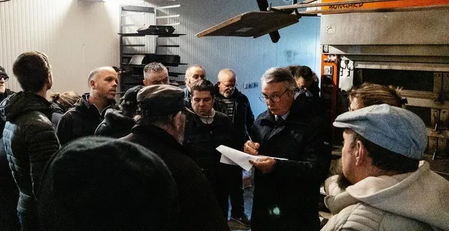 photo  maître frédéric nowakowski officiait la vente aux enchères dans l’ancienne boulangerie à ciral (orne), le 16 décembre 2024.  &copy;  ouest-france 