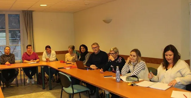 photo  les enseignants et les parents d’élèves ont pris connaissance en détail du projet de nouvelle école.  &copy;  le maine libre 