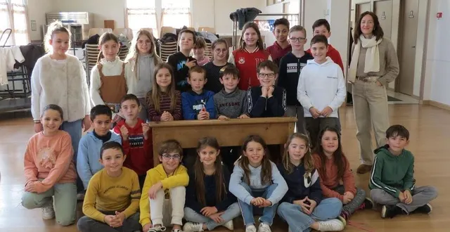 photo  les enfants ont essayé les bureaux en bois d’autrefois et ont adoré.  &copy;  le maine libre 