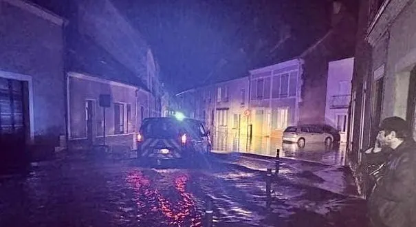 photo  les pompiers de l’orne ont aidé les habitants de ceton à évacuer l’eau dans la rue de l’église le 9 octobre 2024.  &copy;  archives ouest-france 