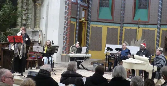 photo  les chanteurs et musiciens ont enchaîné les chants de noël avec le public.  &copy;  ouest-france 