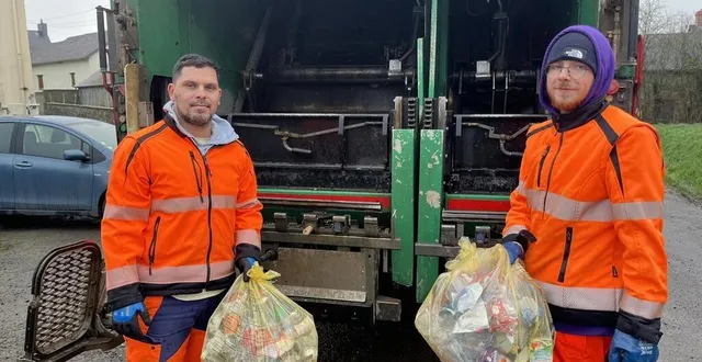 photo  benoît le laidier et corentin fossard travaillaient jeudi 26 décembre 2024 avec un camion à deux compartiments : ordures ménagères et tri sélectif.  &copy;  ouest-france 