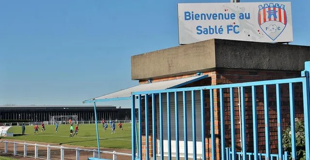 photo  l’entrée du stade rémy-lambert, en février 2023, lors d’un match de l’équipe réserve du sablé fc.  &copy;  archives ouest-france 