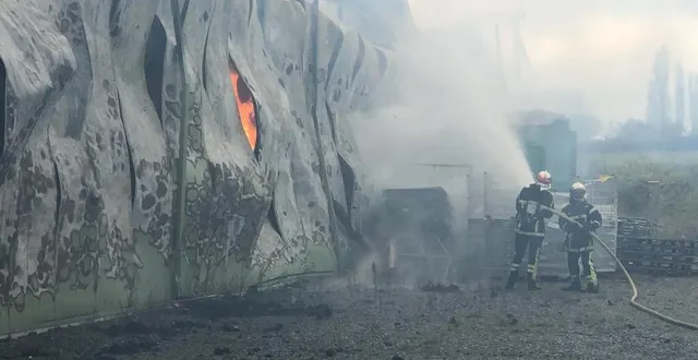 photo  chanzeaux, le 26 décembre. le feu a tout ravagé malgré l’intervention rapide des pompiers.  &copy;  photo co - marie-jeanne leroux 