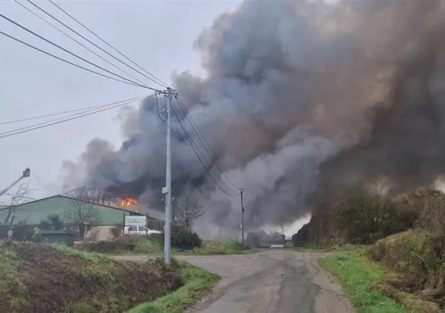 Chanzeaux, le 26 décembre. Au loin, l’incendie est encore plus impressionnant. Il se voit plusieurs kilomètres à la ronde. Photo CO photo chanzeaux, le 26 décembre. au loin, l’incendie est encore plus impressionnant. il se voit plusieurs kilomètres à la ronde. © photo co