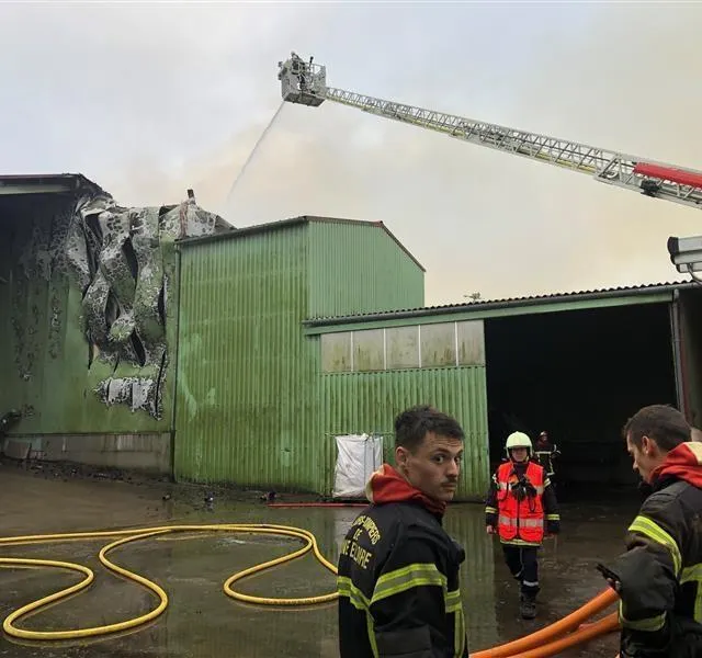 Chanzeaux, jeudi 26 décembre. Les pompiers luttent sans relâche contre l’incendie qui ravage un bâtiment de 1 000 m2 de l’entreprise Promoplantes. Photo CO photo chanzeaux, jeudi 26 décembre. les pompiers luttent sans relâche contre l’incendie qui ravage un bâtiment de 1 000 m2 de l’entreprise promoplantes. © photo co