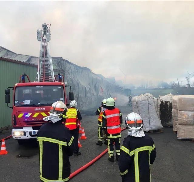 Chanzeaux, le 26 décembre. La soixantaine de pompiers sur place ont dû déployer deux grandes échelles pour lutter contre les flammes. Photo CO photo chanzeaux, le 26 décembre. la soixantaine de pompiers sur place ont dû déployer deux grandes échelles pour lutter contre les flammes. © photo co
