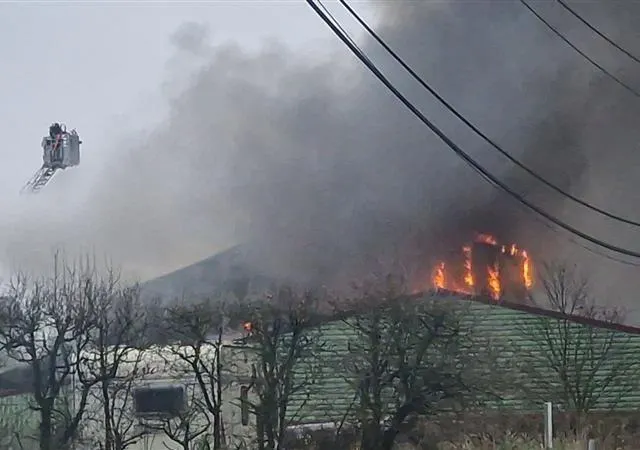 Jeudi 26 décembre, c’est un incendie impressionnant qui a ravagé un bâtiment de l’entreprise Promo Plantes à Chanzeaux. Photo CO photo jeudi 26 décembre, c’est un incendie impressionnant qui a ravagé un bâtiment de l’entreprise promo plantes à chanzeaux. © photo co