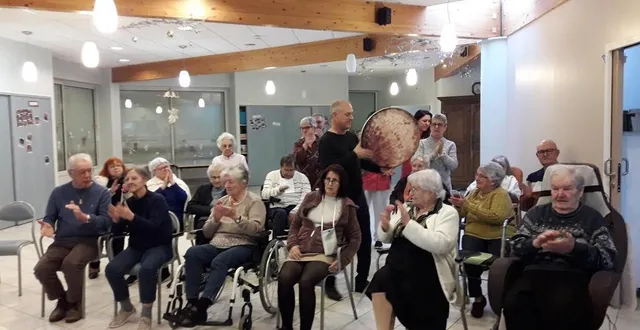 photo  le groupe de résidents lors du bilan. ali badri à l’instrument ; en arrière-plan à gauche, anne-marie pottier puis le personnel soignant. ce projet fut un plaisir partagé entre l’équipe soignante et les résidents, le tout encadré par anne-marie pottier et ali badri.  &copy;  ouest-france 