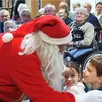 photo les enfants des écoles de la voutonne et saint-joseph saint-jean ont eu des étoiles plein les yeux à l’arrivée de l’homme en rouge.