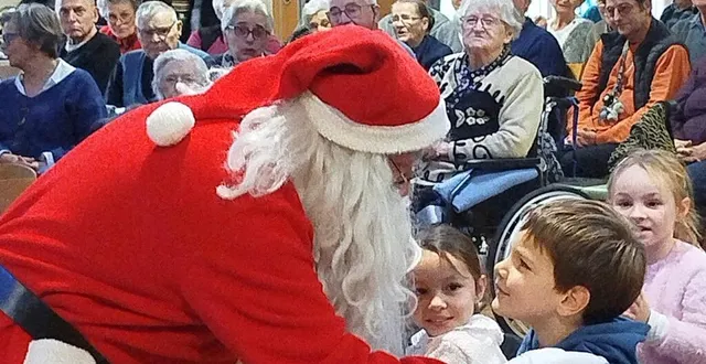 photo  les enfants des écoles de la voutonne et saint-joseph saint-jean ont eu des étoiles plein les yeux à l’arrivée de l’homme en rouge.  &copy;  nadège deniau 
