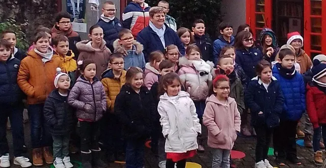 photo  maryline courant entourée des enfants.  &copy;  le maine libre 