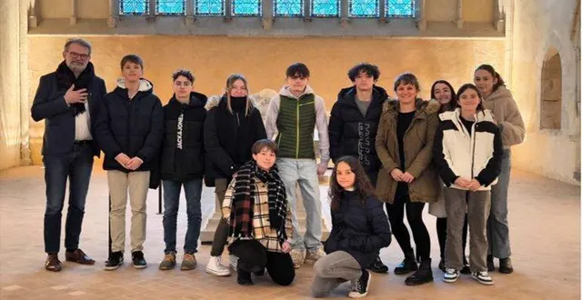 photo  le directeur xavier rutkowski, stéphanie couret professeur d’arts plastiques et les élèves du collège récompensés.  &copy;  collège 