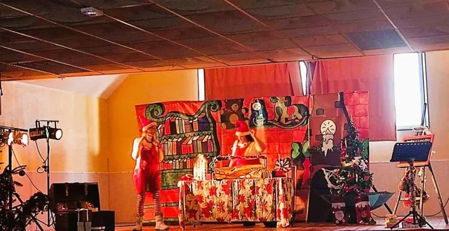 photo  la compagnie des allumeurs de rêve a proposé un joli conte de noël, mettant en scène deux lutins aux prises avec une sorcière.  &copy;  le maine libre 