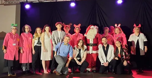 photo  les partenaires se sont retrouvés sur le devant de la scène, à la fin du spectacle.  &copy;  ouest-france. 