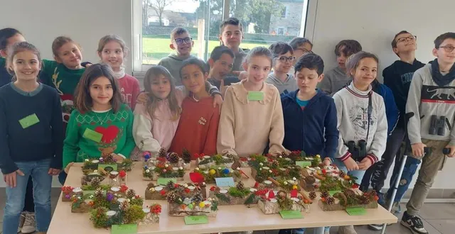 photo  ils ont confectionné des bûches en bois qu’ils ont décorées avec beaucoup de goût et l’aide précieuse d’un senior. le soir de noël, chacun a déposé la sienne au milieu de la table.  &copy;  co 