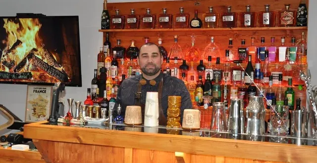 photo  françois-xavier renaudin dans sa cave de quartier.  &copy;  le maine libre 