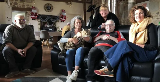 photo  rené-claude et annie hibon, famille d’accueil, coralie boulland, infirmière, eric jouin, patient, et honorine brière, cadre de santé.  &copy;  ouest-france 