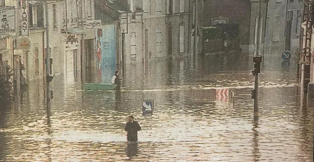 photo  au mans, l’avenue olivier-heuzé et ses rues adjacentes sont complètement sous l’eau en cette fin d’année 1999.  &copy;  archives le maine libre 